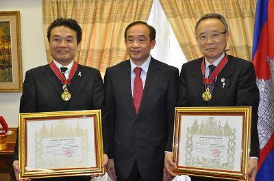 (左から)ジョイセフ鈴木常務理事、ハオ・モニラット大使、高野MCCOBA会長