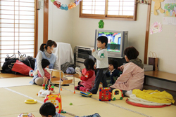 リフレッシュ・ママクラスの間、子どもは託児所に預けることができます