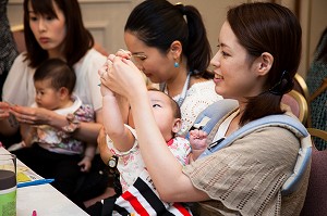 同じテーブルのママ、そしてアチェのママへ向けて2枚のメッセージを書いて。カードには山形の伝統素材・青苧糸を結びました