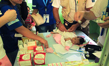 FPOP医療チームが仮死状態の新生児を治療して命を救った（サマール州）