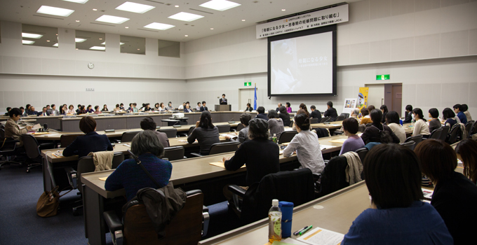 国連大学会場、満席のエリザベス・ローズ・ホール