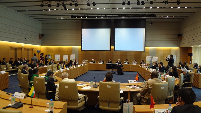 写真：高齢化会議開会式（2013年11月18日、衆議院第一議員会館国際会議室）