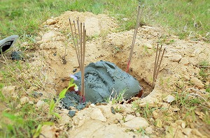 鍬入れ後に掘った穴に煉瓦とセメントを入れ、建設の安全を祈りました。