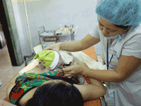 病院実習で出産直後のケアの模範を示す、フエ中央病院のゴ・ホアン・ヒュウ助産師長