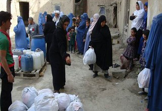 【アフガニスタン】巡回クリニックの活動時に、母子保健の啓発教育を行い、衣料を配付（バルフ州）