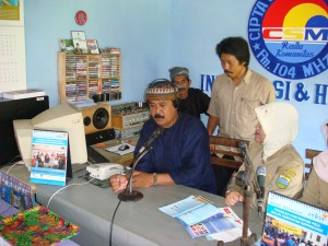 インドネシアでは、ラジオ放送を通じて男性参加の重要性を住民に伝える