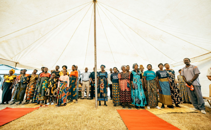 立って並ぶザンビアの女性たち