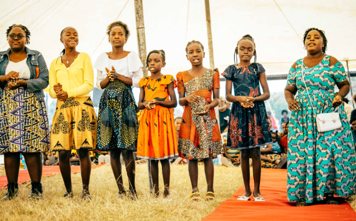 立って並ぶザンビアの女性たち