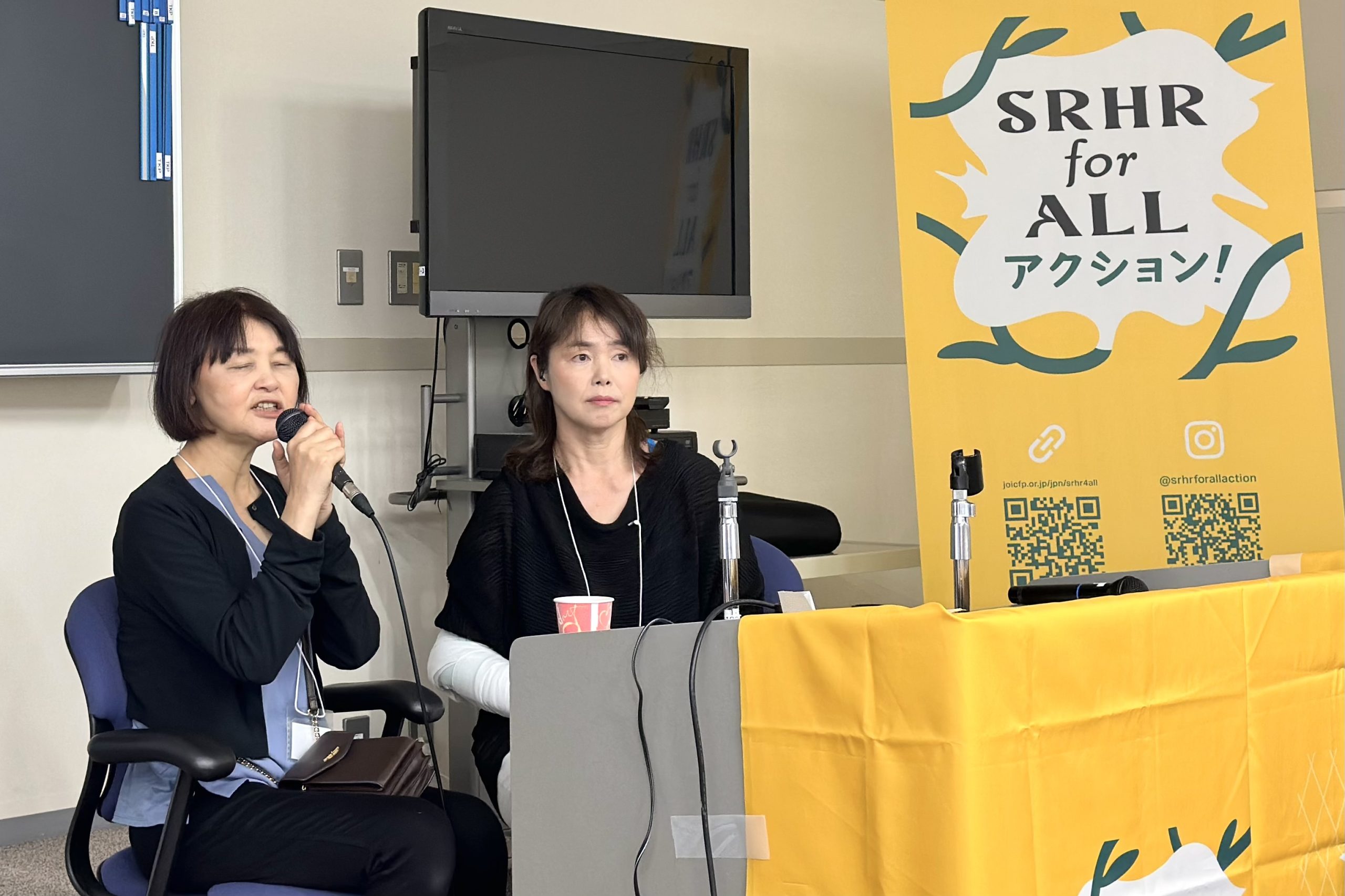 DPI女性障害者ネットワークの藤原久美子さんと南由美子さんが、SRHR for ALL アクション！年次会合でスピーチする様子