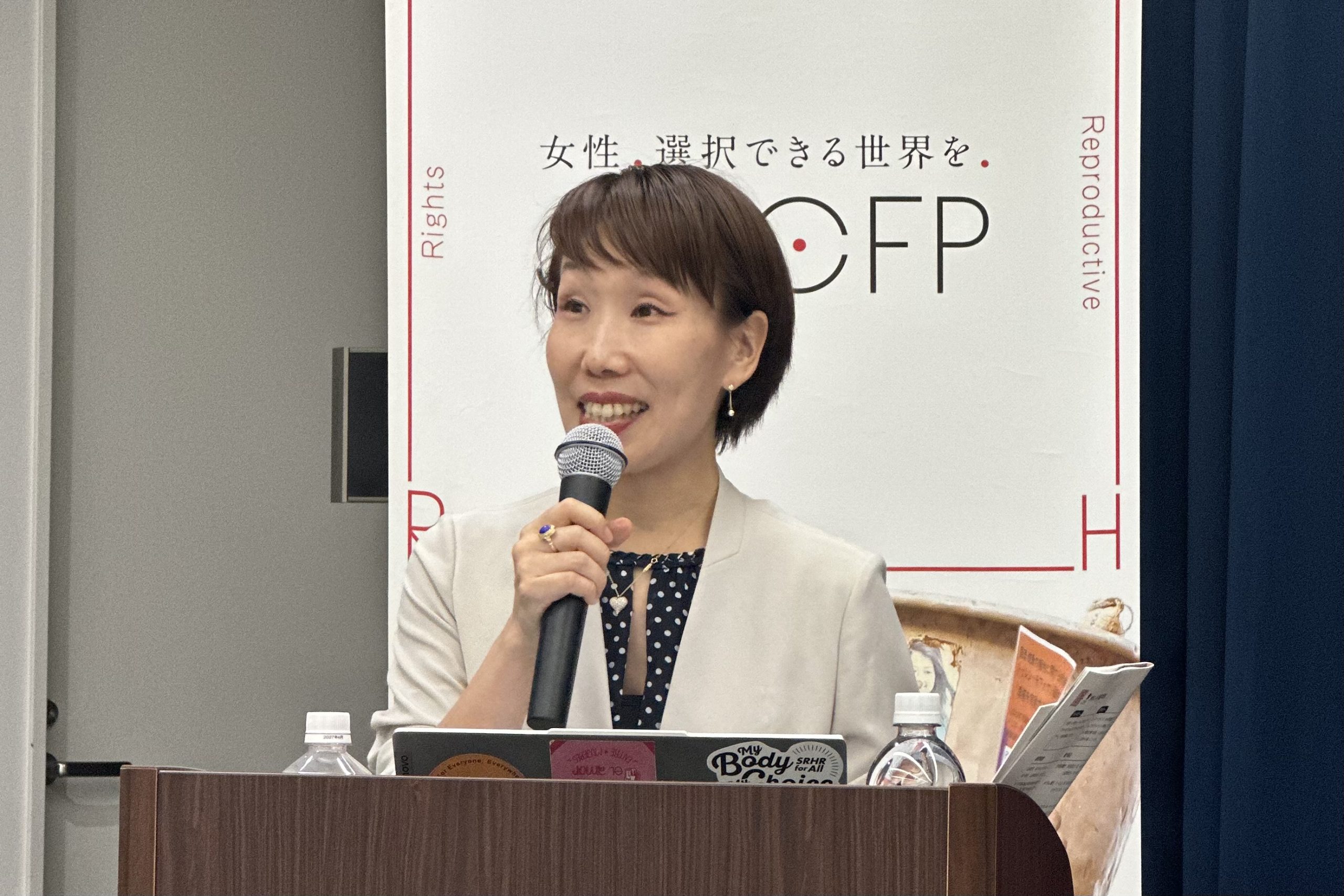 上智大学で国連 健康の権利特別報告者のトラレン・モフォケン医師の基調講演にて開会挨拶をするジョイセフ草野