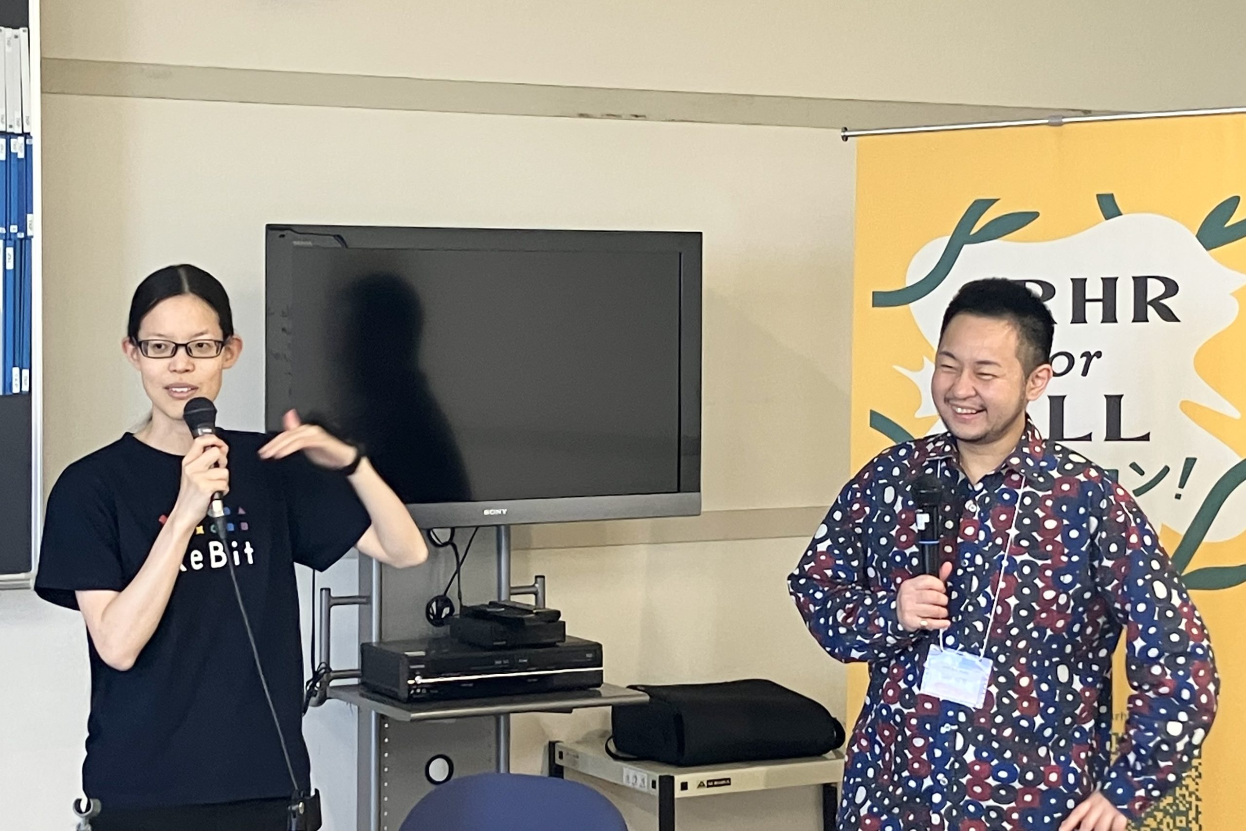 認定NPO法人ReBitの藥師実芳さんと中島潤さんが、SRHR for ALL アクション！年次会合でスピーチする様子