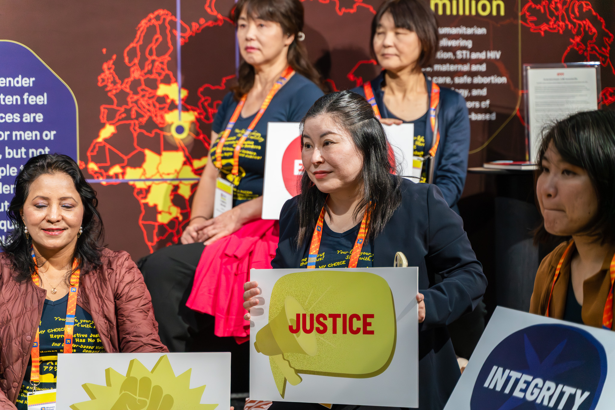 Women Deliver 2026のIPPFブースでのセッションで、「JUSTICE」のボードを掲げるアクション琉球・沖縄の神谷めぐみさん