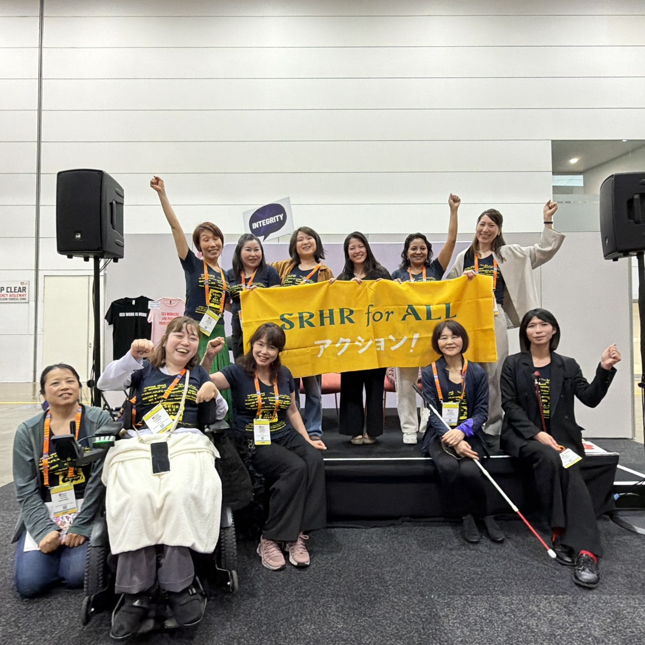 Women Deliver 2026会場でSRHR for ALL アクション！のバナーフラッグを掲げて記念撮影に応じるメンバーたち