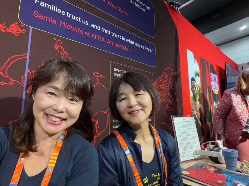 Women Deliver 2026のIPPFブースで記念撮影に応じるDPI女性ネットワークの藤原久美子さんと南由美子さん