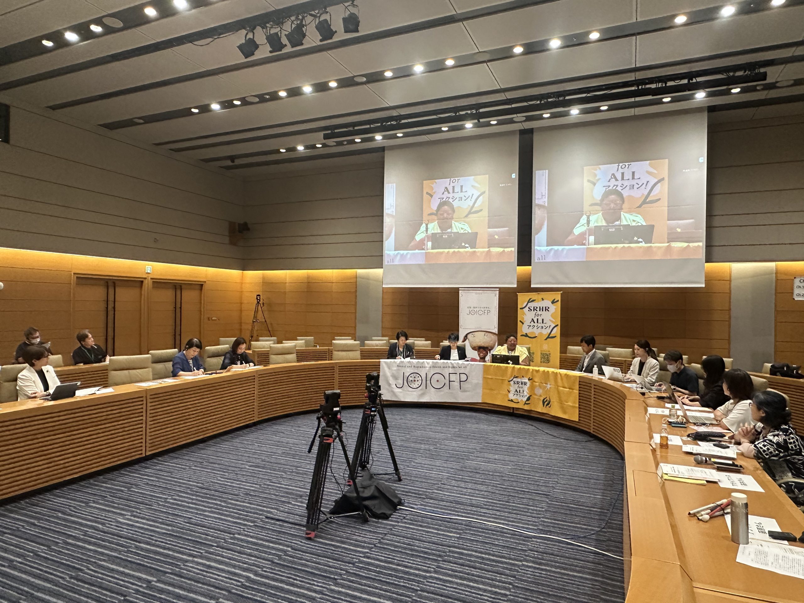 衆議院第一議員会館にて開催されたSRHR for ALL アクション！主催の院内集会「国連 健康の権利に関する特別報告者」基調講演で発言するトラレン・モフォケン医師