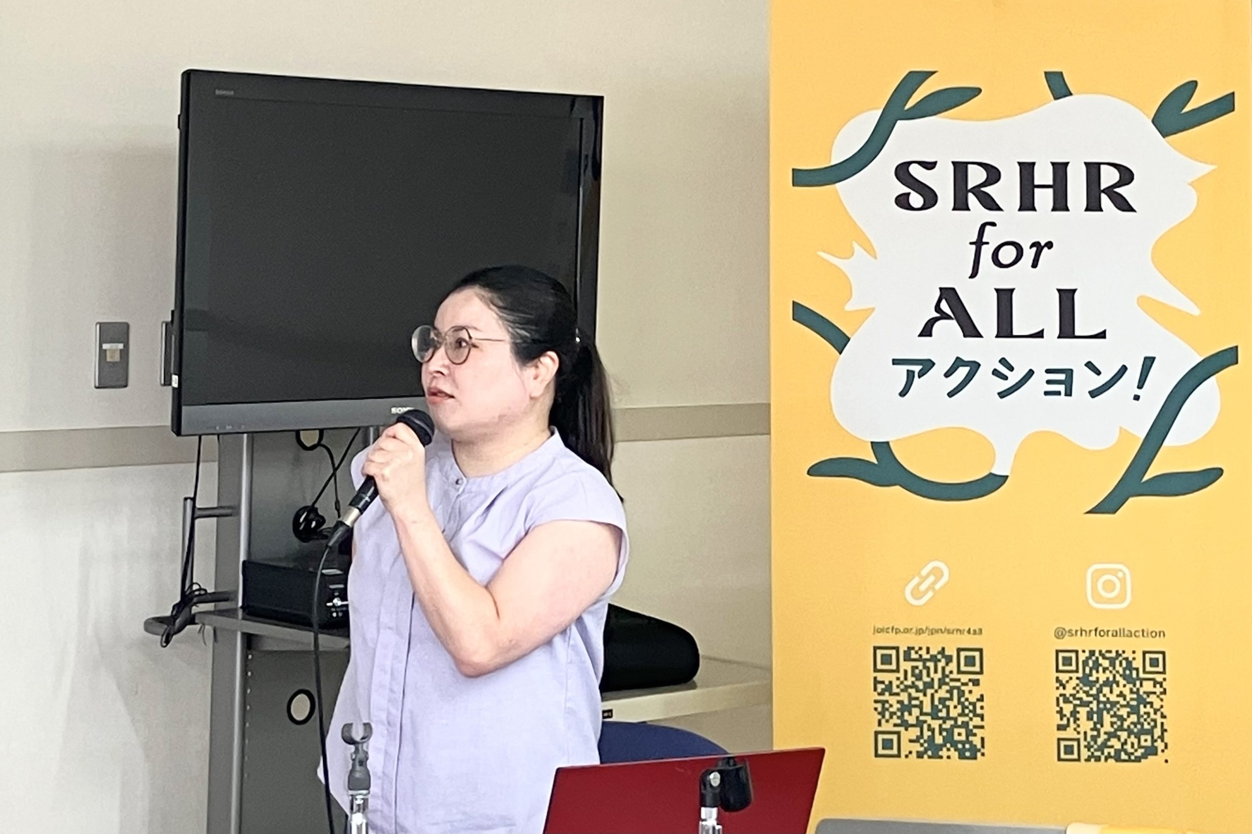 アクション琉球・沖縄の神谷めぐみさんが、SRHR for ALL アクション！年次会合でスピーチする様子