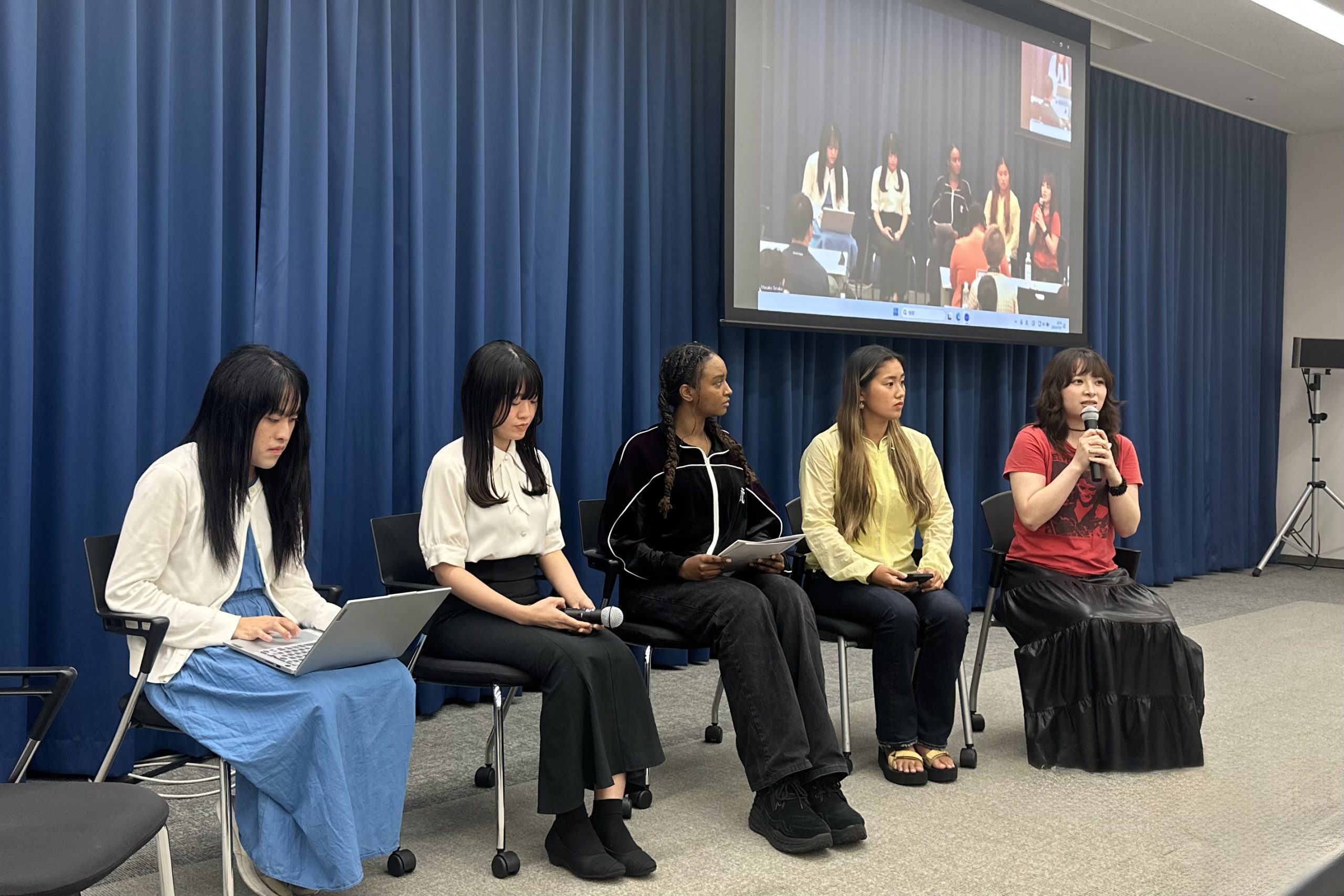 上智大学で国連 健康の権利特別報告者のトラレン・モフォケン医師の基調講演の感想を述べる上智大学学生やユースたち