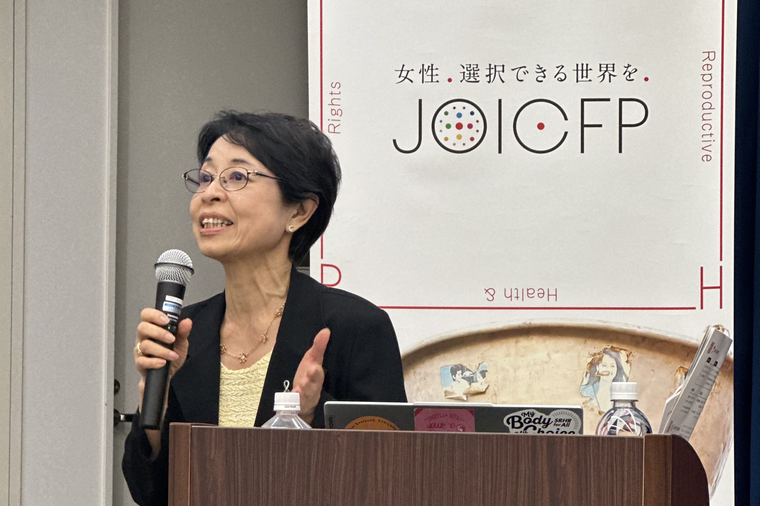 上智大学で国連 健康の権利特別報告者のトラレン・モフォケン医師の基調講演にて開会挨拶をするジョイセフ理事長の勝部